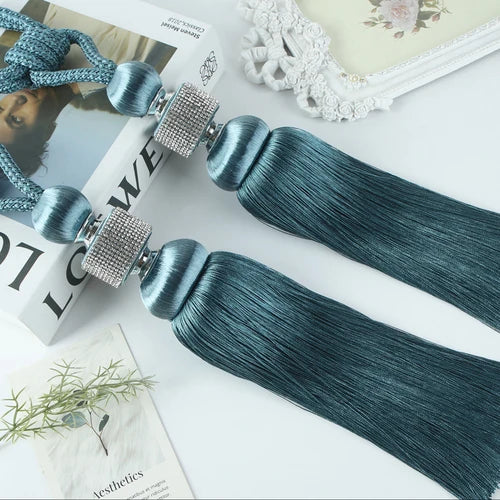 pompons rideaux modernes bleu doré rose attaches cordons élégants décoration salon