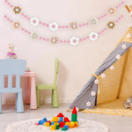 décoration murale guirlande fleurs pompons colorés duvetées enfantine champêtre pastel