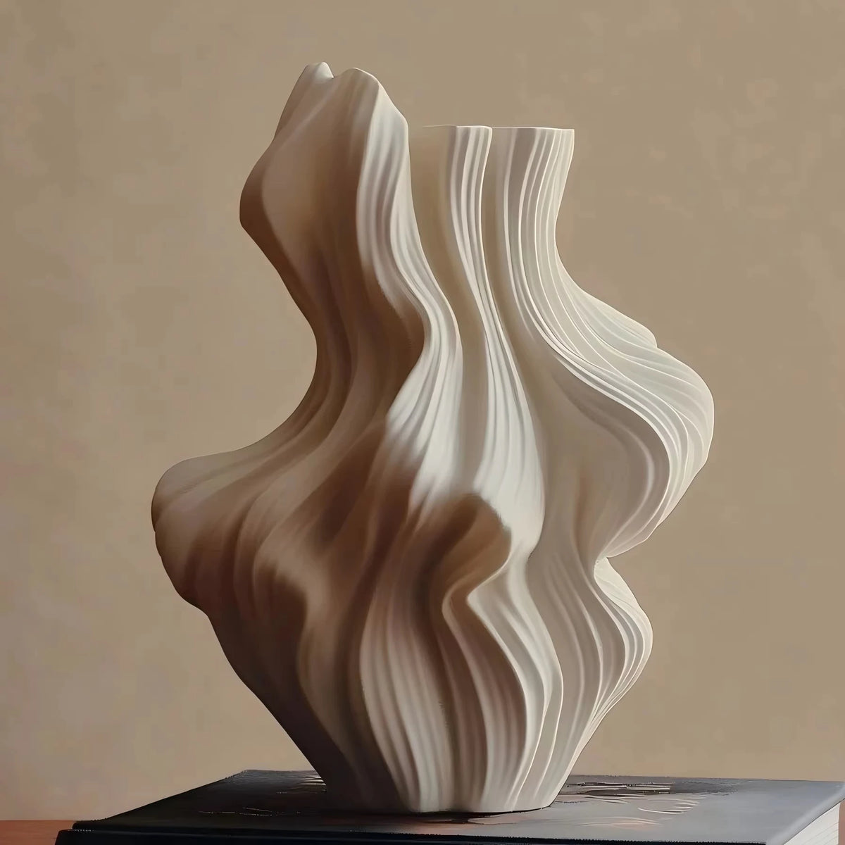 vase porcelaine blanc noir moderne sculptural abstrait plis irréguliers strié fleurs