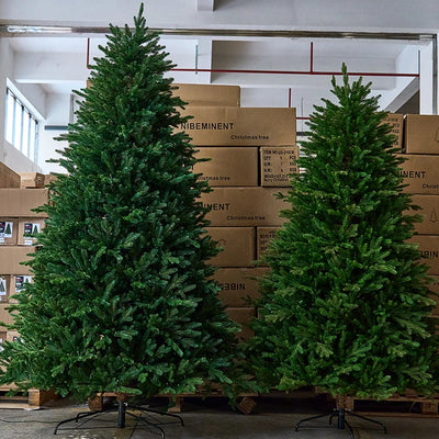 Sapin de Noël blanc pur chiffré en décoration intérieure élégante