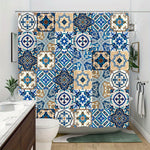 rideau douche vintage ethnique bleu blanc patchwork motifs géométriques opacité anneaux métalliques