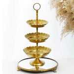 Un présentoir en métal doré à trois niveaux orné de motifs floraux délicats, créant un plateau élégant pour présenter des desserts, des gâteaux ou des collations.
