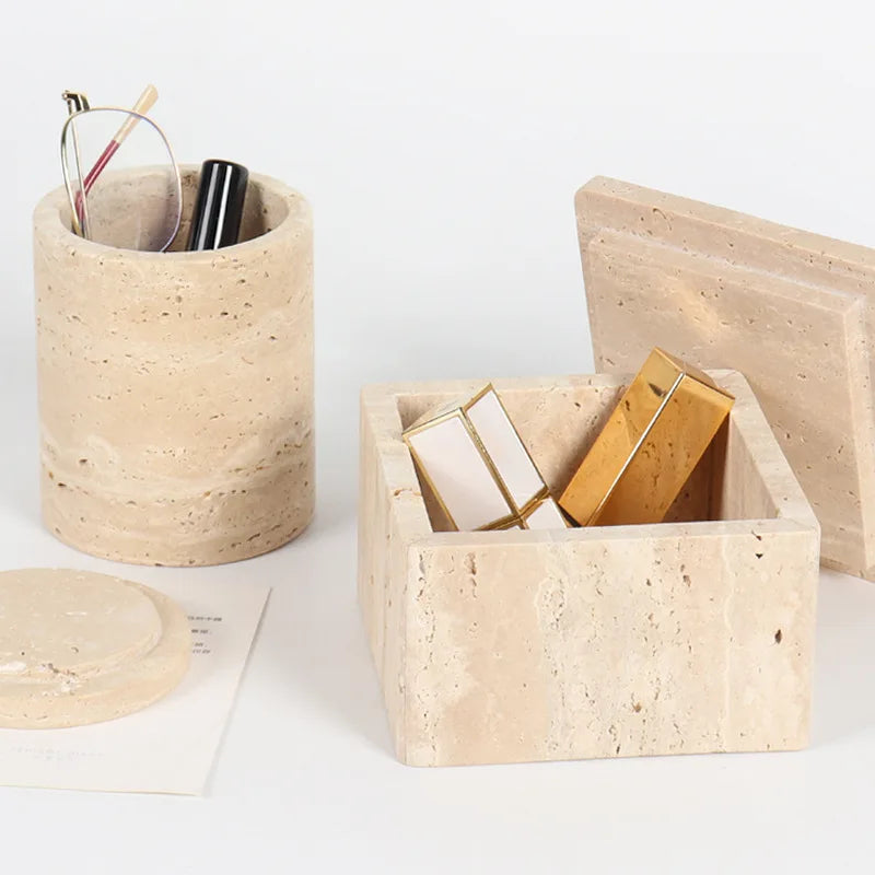Boîte de rangement en travertin gris clair dans une salle de bain