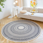Tapis rond décoratif avec motifs ethniques et géométriques dans un salon lumineux et spacieux.