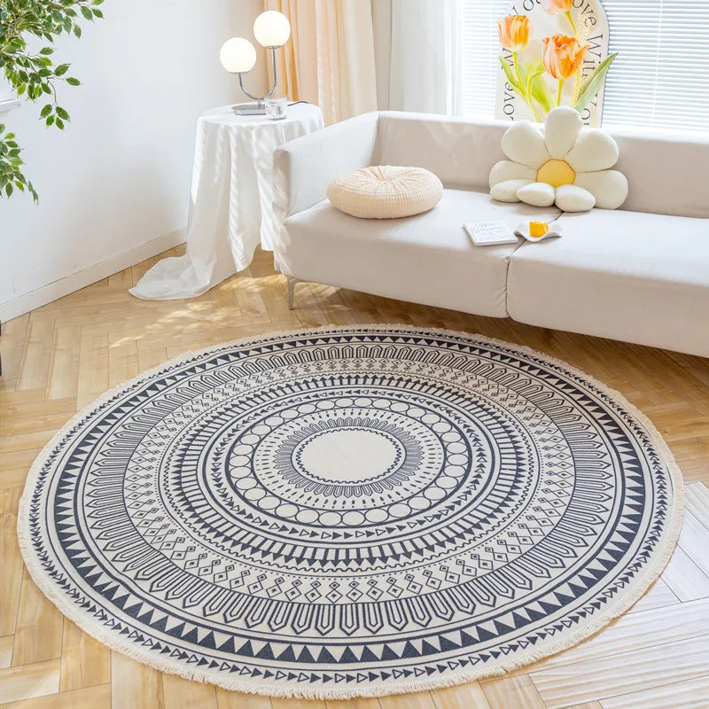 Tapis rond décoratif avec motifs ethniques et géométriques dans un salon lumineux et spacieux.