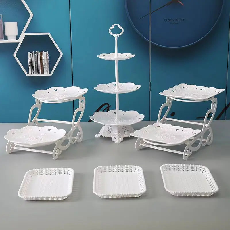 support gâteaux anniversaire blanc dentelle motifs floraux classique vintage niveaux assiettes carrées