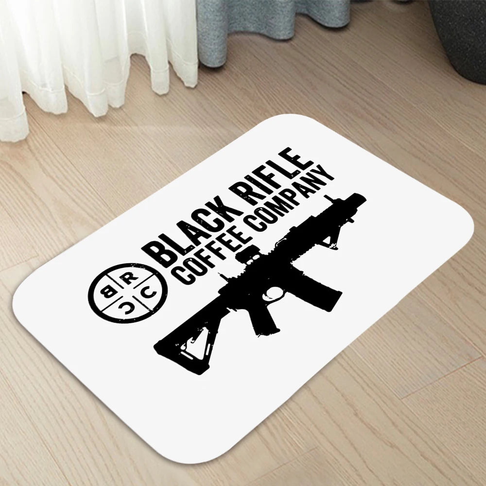 tapis moderne noir blanc rouge logo black rifle coffee fusil motifs floraux antidérapant polyester