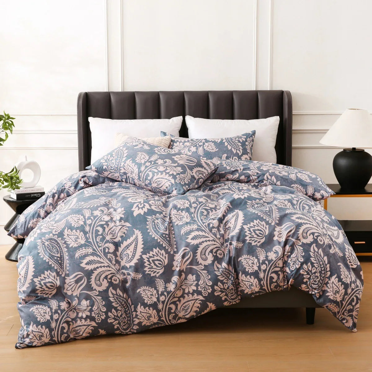 Housse de couette dans une chambre décorée avec style