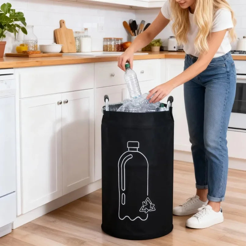 sac poubelle pliable multi usages tissu noir blanc symbolisation recyclage moderne minimaliste poignée métallique