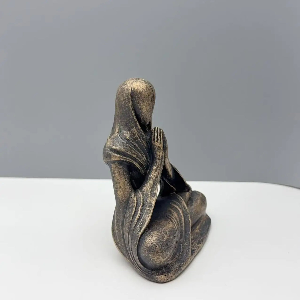 statue décorative méditative résine bronze doré figure assise spirituel abstraite chambre zen yoga