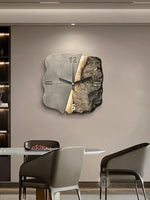 horloge murale moderne abstraite pierre trois dimensions gris beige marron fixée salon