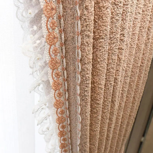 rideau opaque beige classique texture tissée franges roses blanches salon