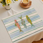 serviettes table bleu clair poissons rayures moderne assiettes cuillères couteaux verre vin fruits fleurs