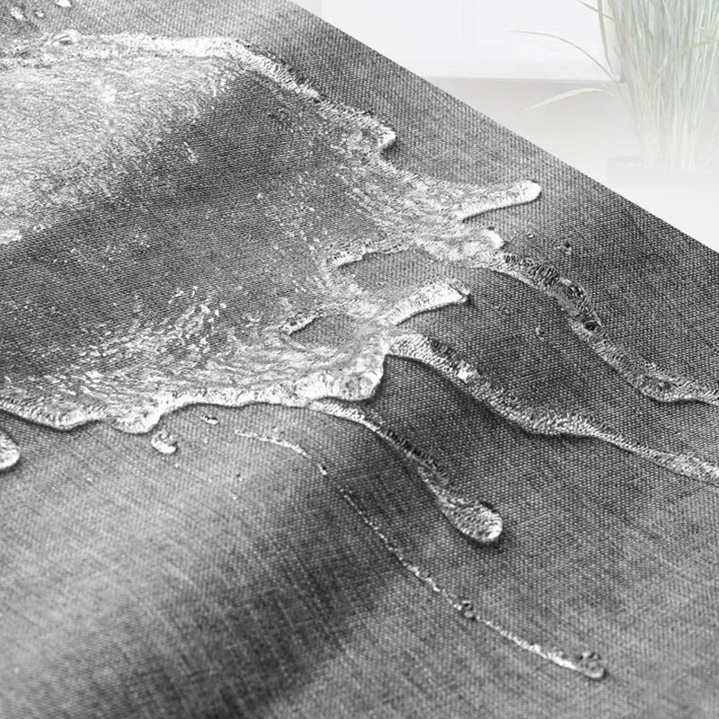 Des rideaux élégants en nuances de gris, monochrome et argent, apportant une touche de sophistication à n'importe quel espace intérieur. Ces rideaux haut de gamme, fabriqués à partir de matériaux de qualité, présentent un motif subtil et un reflet argenté qui ajoute de la profondeur et de l'intérêt. Parfaits pour ajouter du style et de l'élégance.