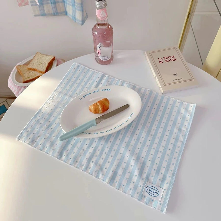 serviettes table tissu blanc bleu rayures modernes classiques décoration table maison