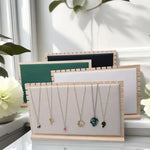 colliers exposants bois velours or argent bleu rose clips modernes minimalistes