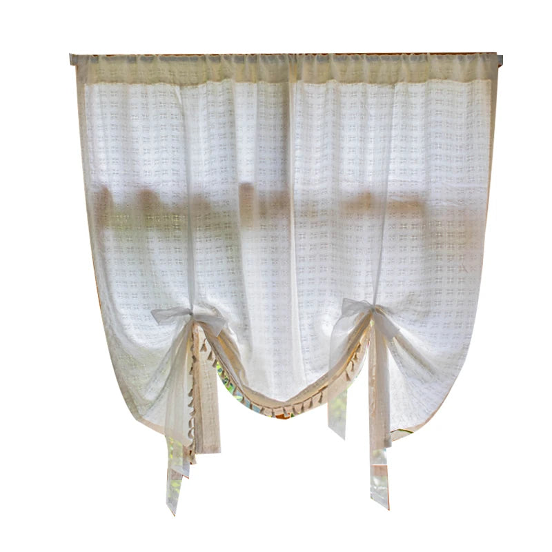 Rideau de fenêtre élégant avec plis décoratifs, conçu pour apporter une touche de charme et de style à votre intérieur. Parfait pour égayer et personnaliser votre cuisine, salon ou chambre, ce rideau décoratif offre une ambiance chaleureuse et accueillante.