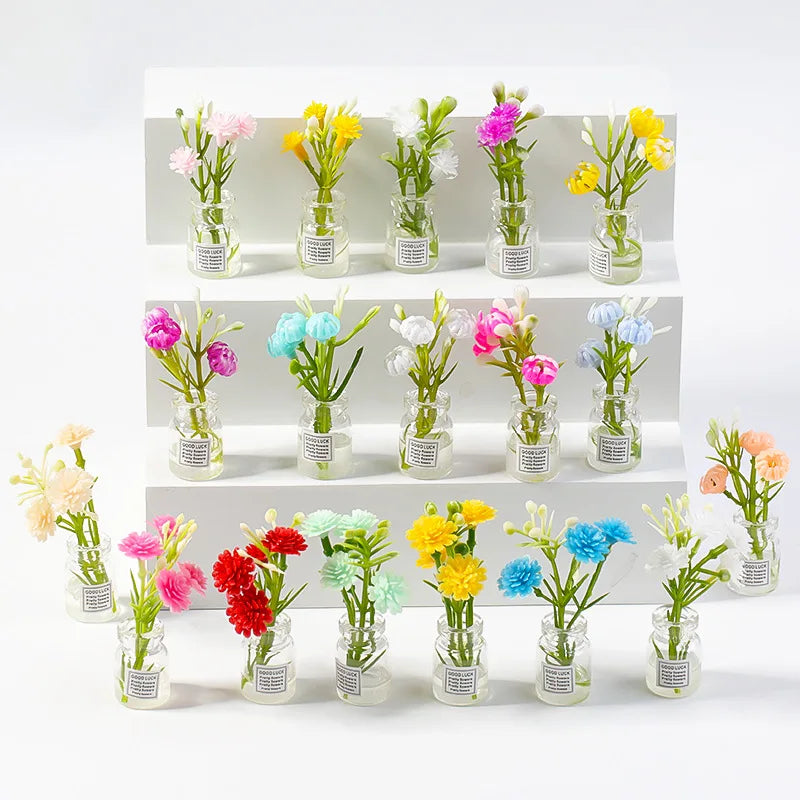 bouquets fleurs artificielles miniatures vases transparents couleurs variées décoration intérieure minimaliste