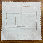 chemin table floral brodé lin blanc motifs ajourés vintage traditionnel festonné rectangle