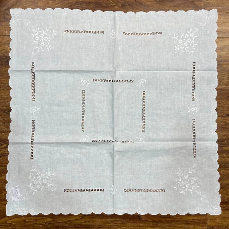 chemin table floral brodé lin blanc motifs ajourés vintage traditionnel festonné rectangle