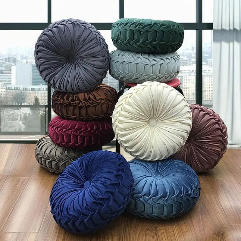 Coussin rond en velours doux forme citrouille couleur or sur canapé gris