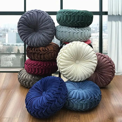 Coussin rond en velours doux forme citrouille couleur or sur canapé gris