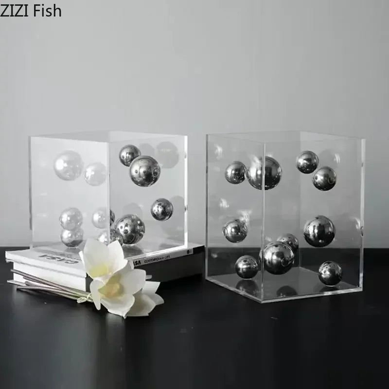 décoration moderne cube transparent boules colorées rouge bleu argent doré minimalistes