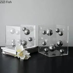 décoration moderne cube transparent boules colorées rouge bleu argent doré minimalistes