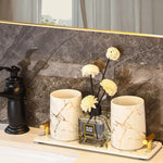 ensemble porte brosse dents porte savon marbre moderne or noir élégant bouteille parfum fleurs