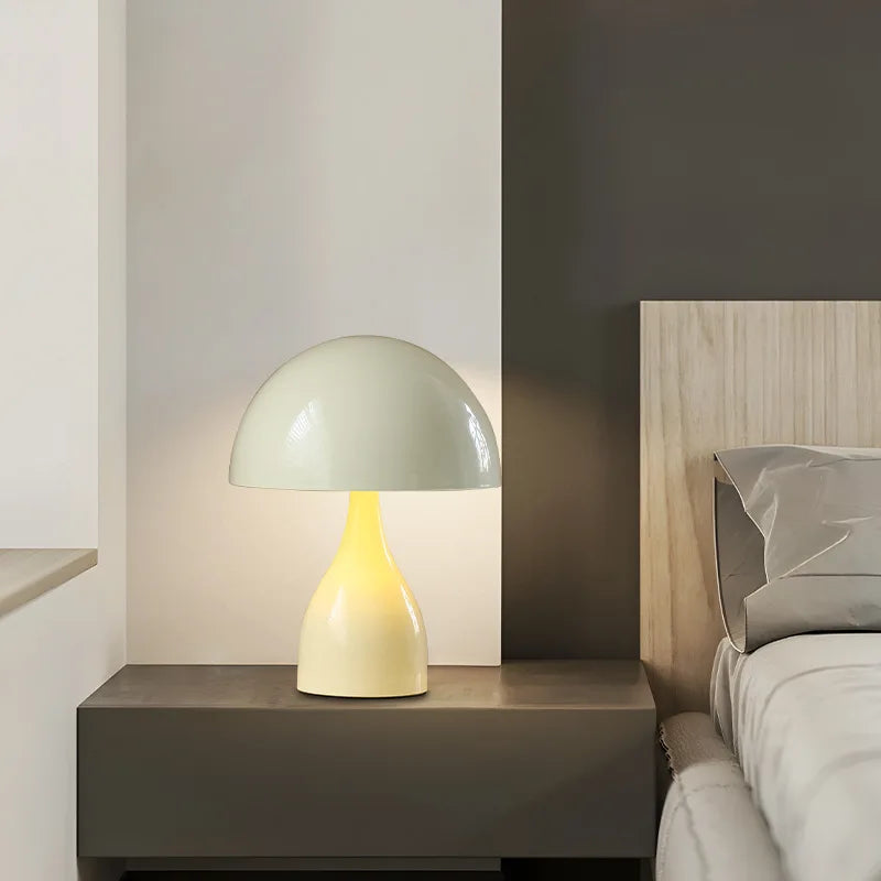 Lampadaire champignon dans un salon moderne