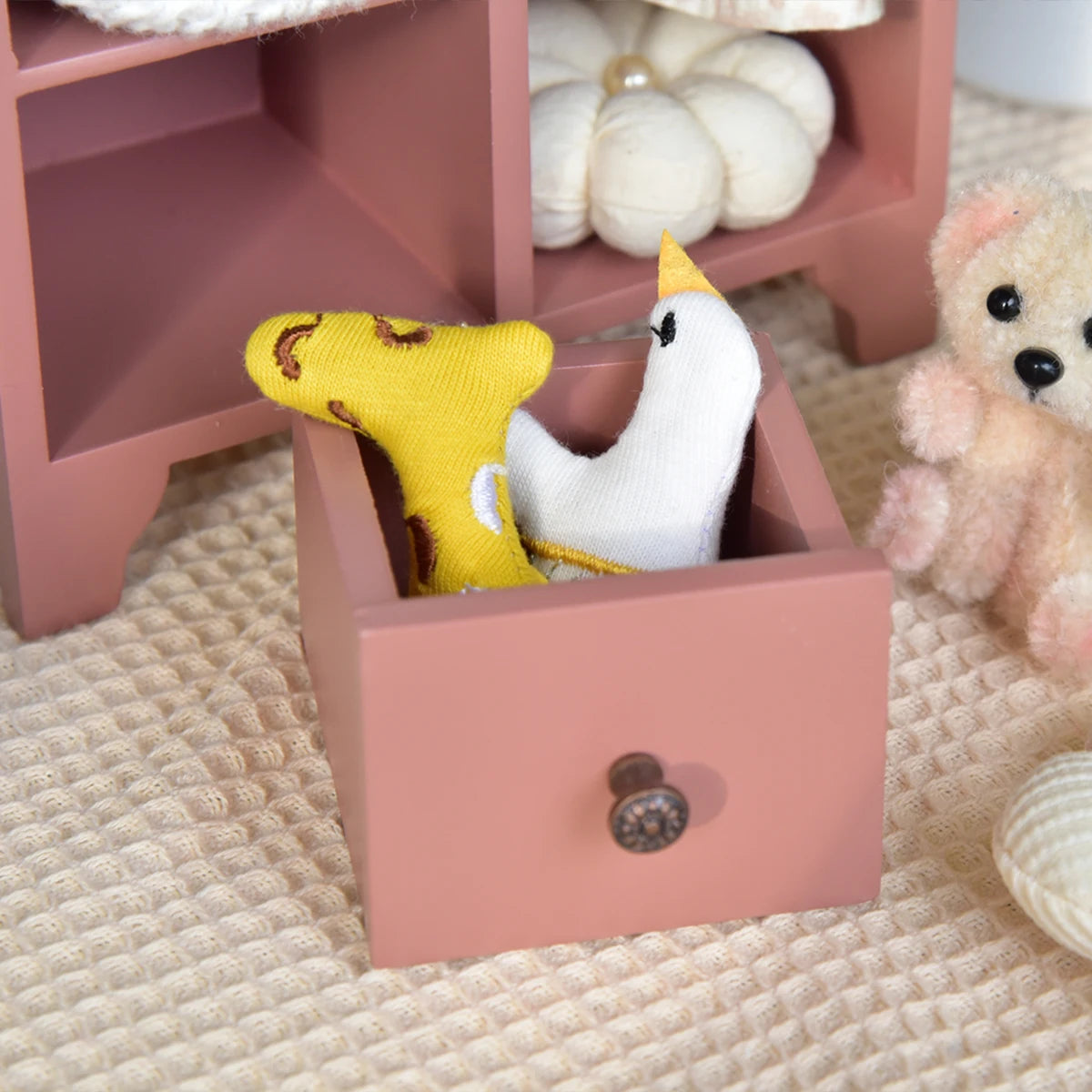 meuble miniature bois rose beige gris poupée rustique vêtements animaux