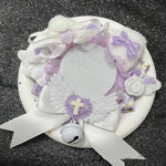 couronne baptême ailes rubans pompons croix dentelle blanche rose violet bleu jaune