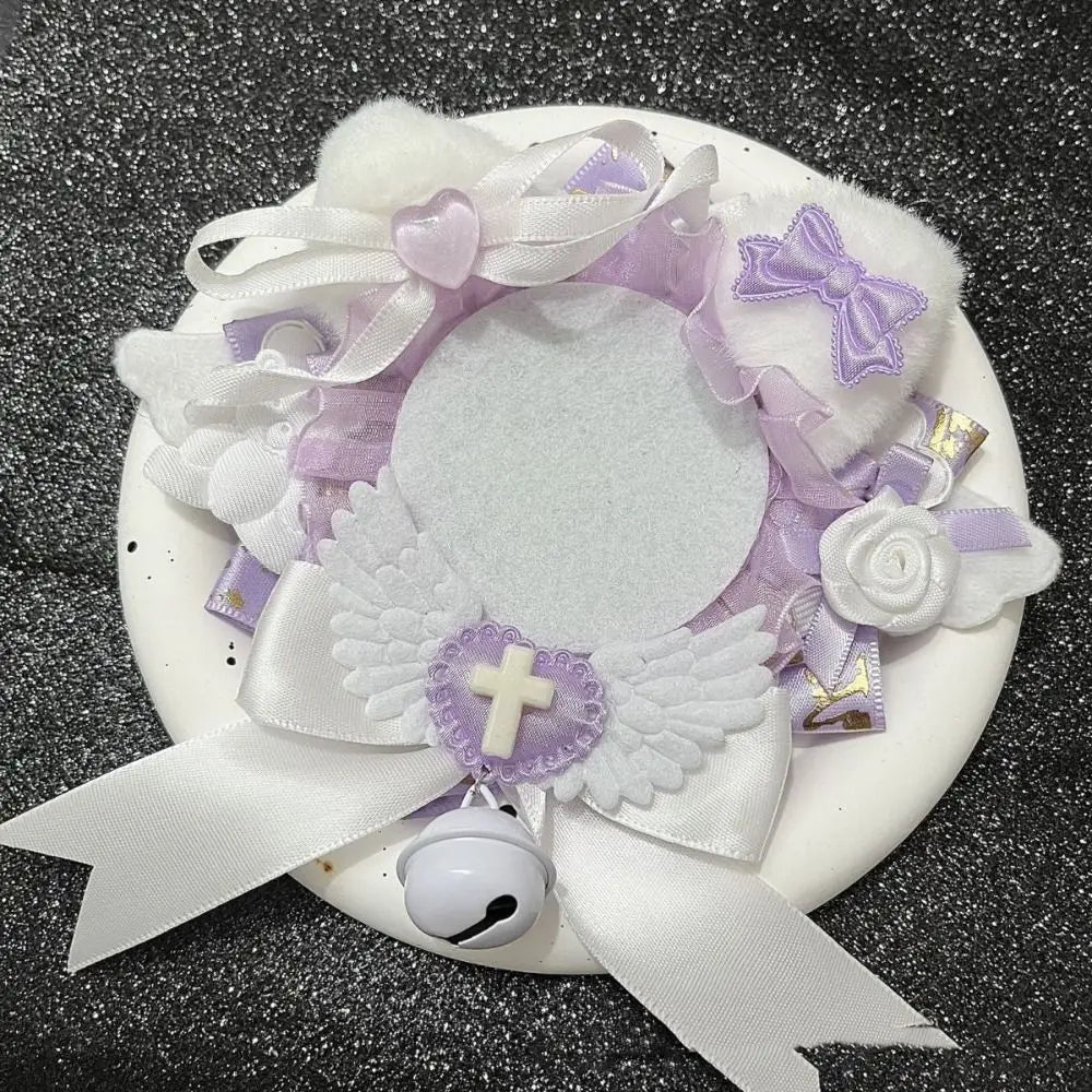 couronne baptême ailes rubans pompons croix dentelle blanche rose violet bleu jaune
