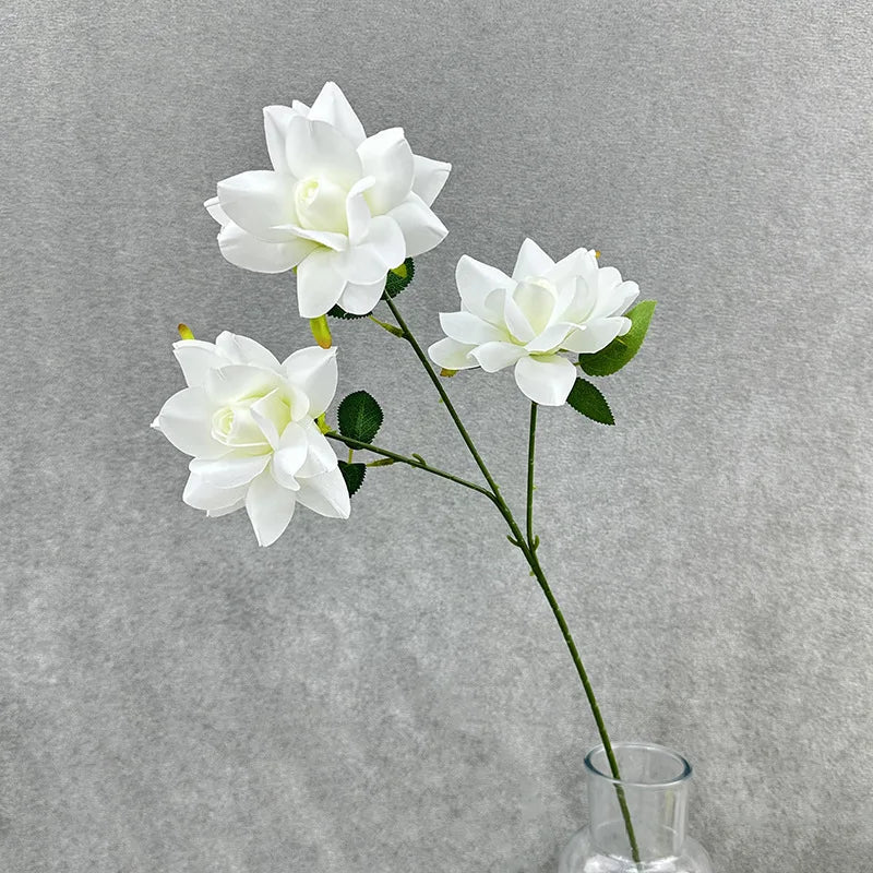 décoration intérieure bouquet fleurs artificielles soie moderne vase livres minimaliste rouge jaune