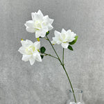 décoration intérieure bouquet fleurs artificielles soie moderne vase livres minimaliste rouge jaune