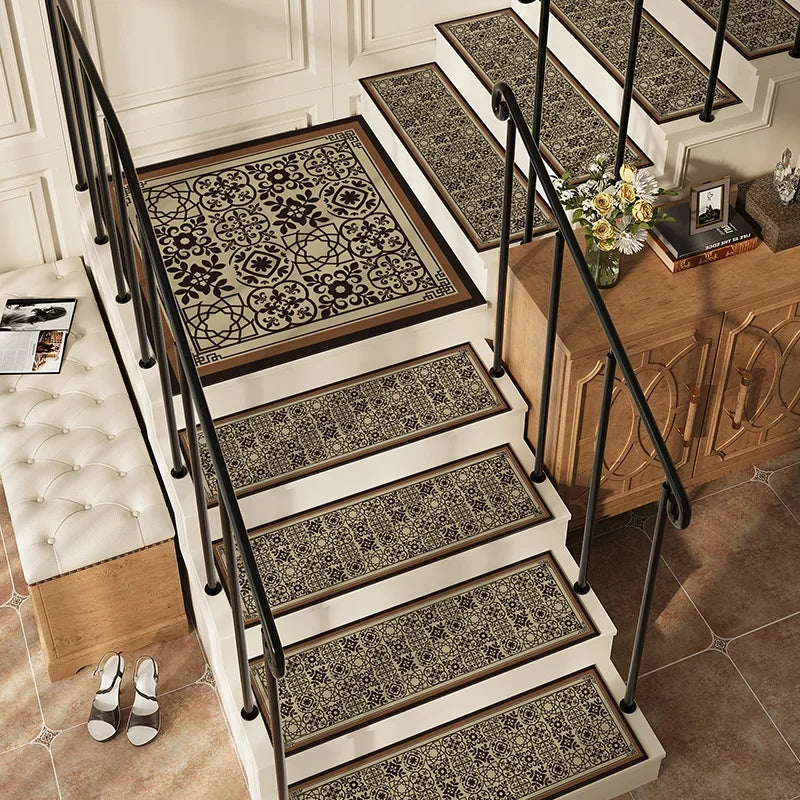 Magnifique escalier à motifs ornementaux avec des marches en bois clair contrastant élégamment avec le motif géométrique foncé.