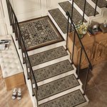 Magnifique escalier à motifs ornementaux avec des marches en bois clair contrastant élégamment avec le motif géométrique foncé.