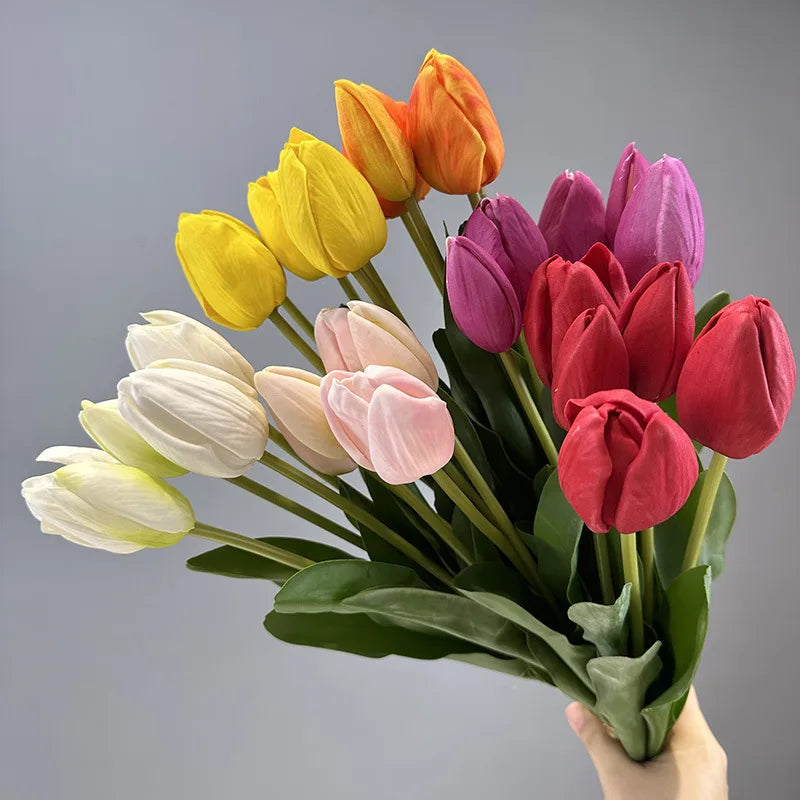 décoration intérieure moderne bouquet tulipes artificielles feuilles vertes blanc orange rouge minimaliste maison