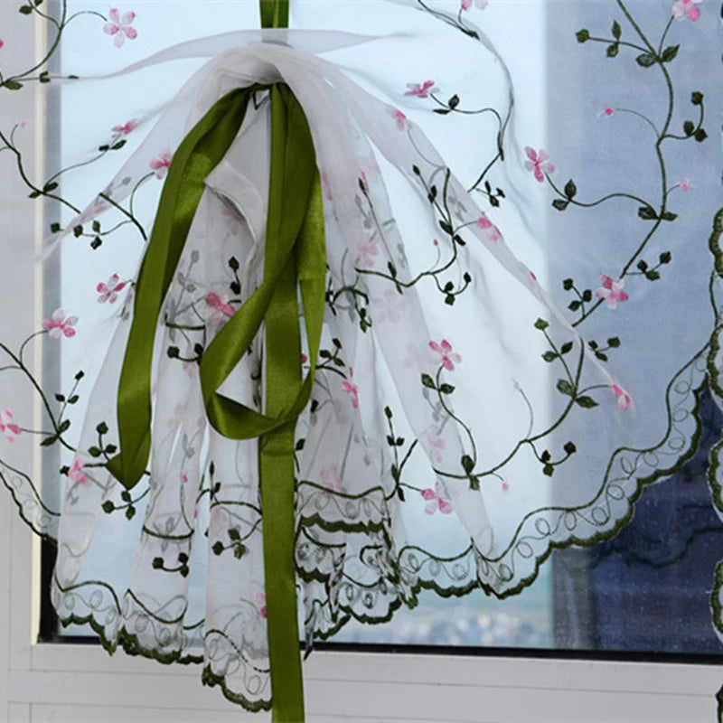 rideaux blancs floral brodé transparents romantique champêtre vert foncé clips argentés chambre salon