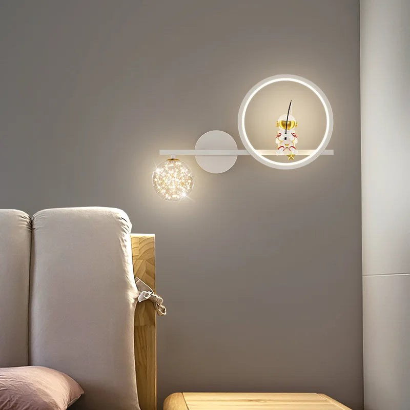 lampe murale moderne or noir blanc support sphère lumineuse figurine étude chambre entrée