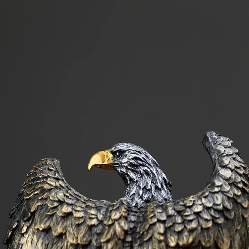 statue aigle noir plumes dorées réaliste intérieur décoration élégante naturelle base ovale
