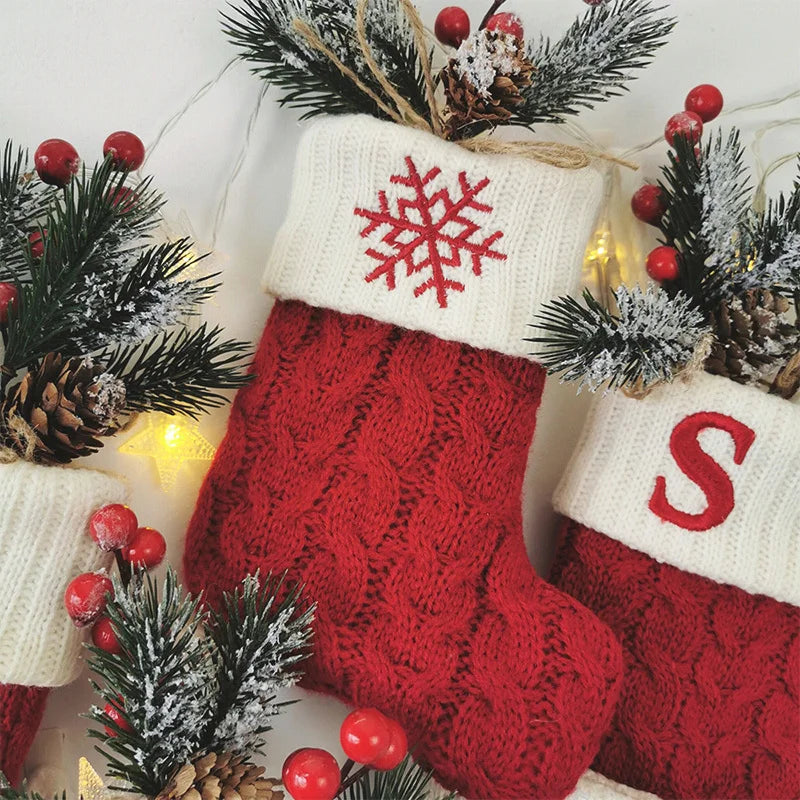 Détail d'un ornement lettre en polaire avec motif flocon de neige