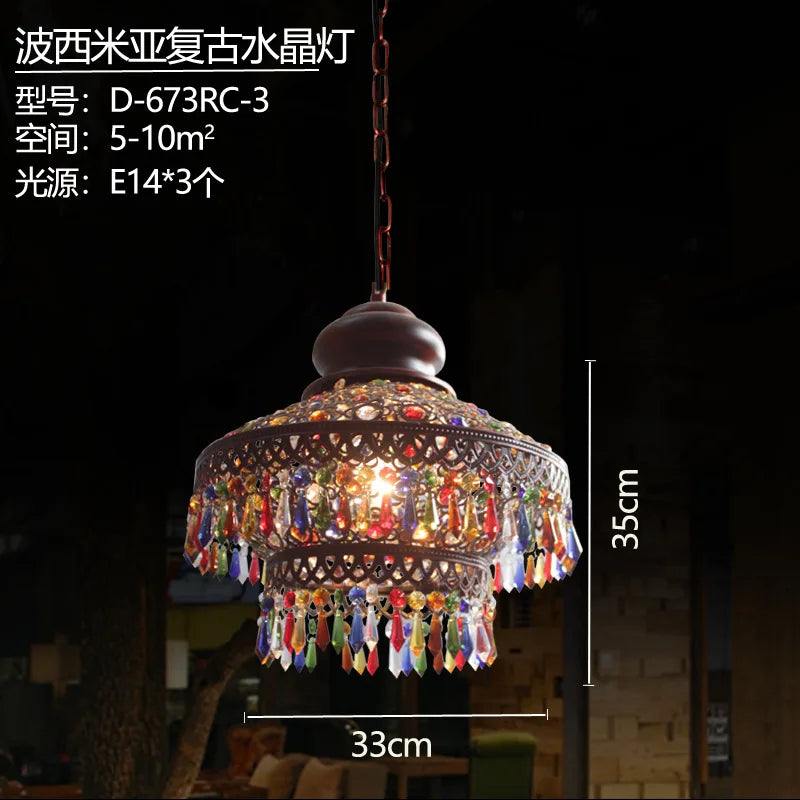 Détail du cristal coloré de la lampe bohème