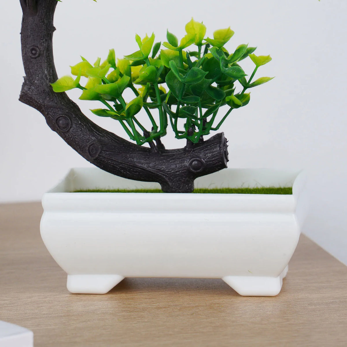 décoration intérieure bonsaï artificiel vert violet orange noir pot blanc mousse verte classique table