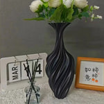 vase decoratif moderne texturé lignes ondulées rouge blanc noir argenté minimaliste table