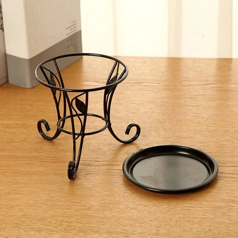 Support de plante d'angle en métal noir dans un jardin extérieur