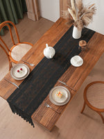 chimene table noir dentelle motif floral bordures franges assiettes couverts tasse théière gâteau cerises