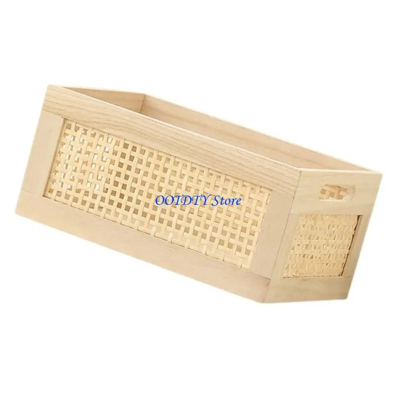 Panier de rangement en bois gris clair dans un intérieur moderne