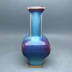 Un vase en céramique bleu et violet avec des gradients de couleurs fascinants.