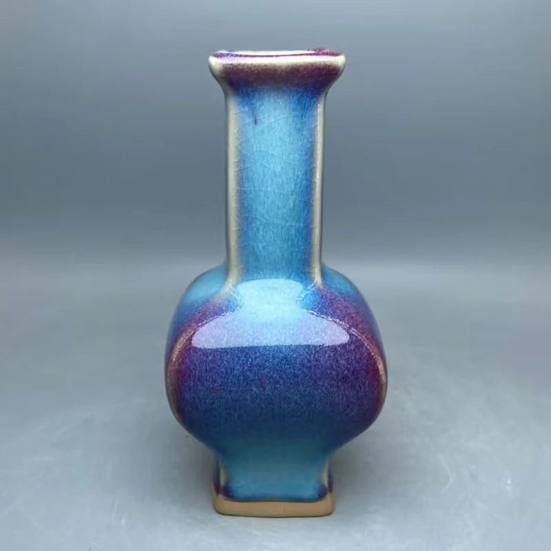 Un vase en céramique bleu et violet avec des gradients de couleurs fascinants.